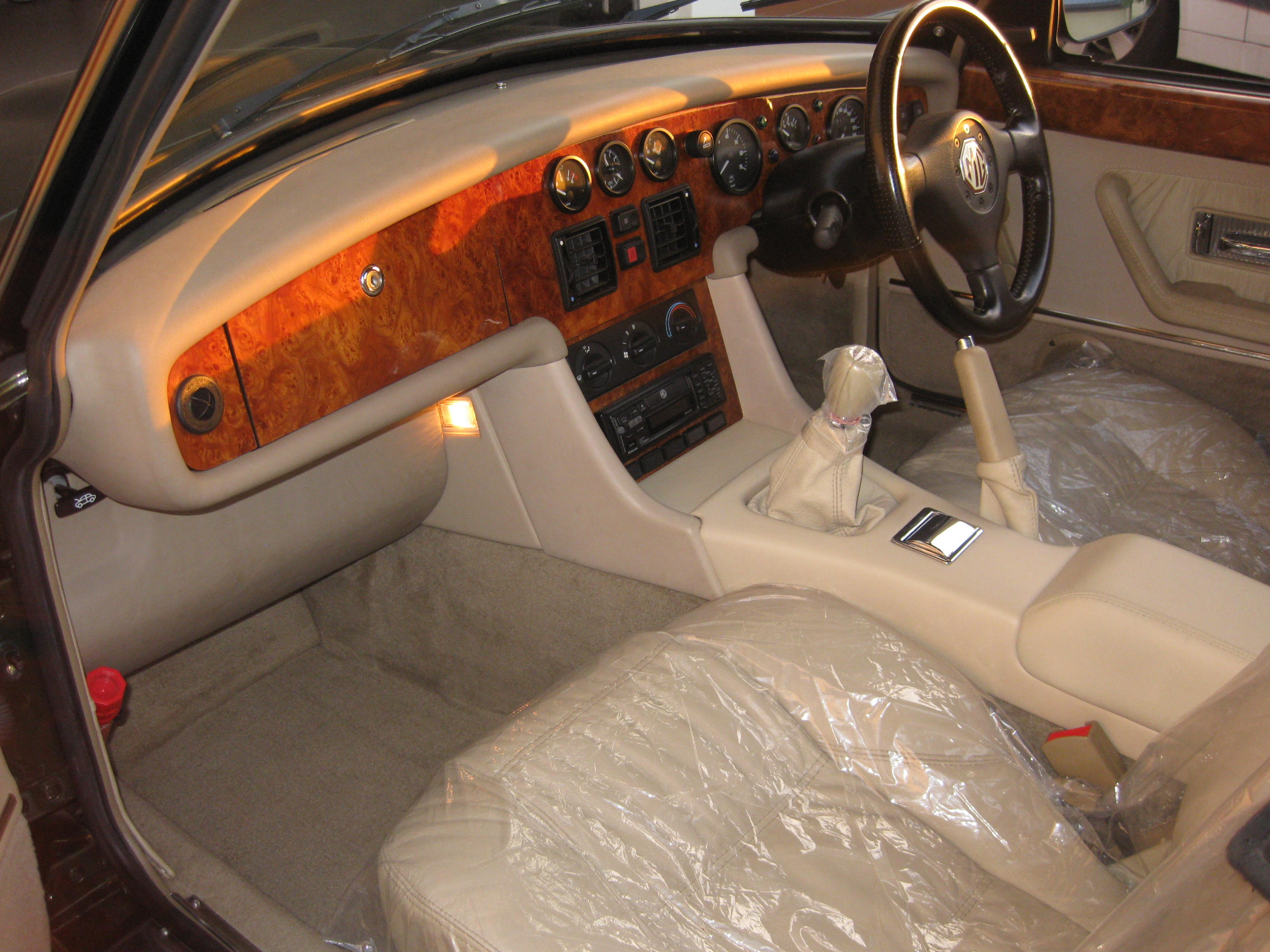 MG R V8 interior - another angle