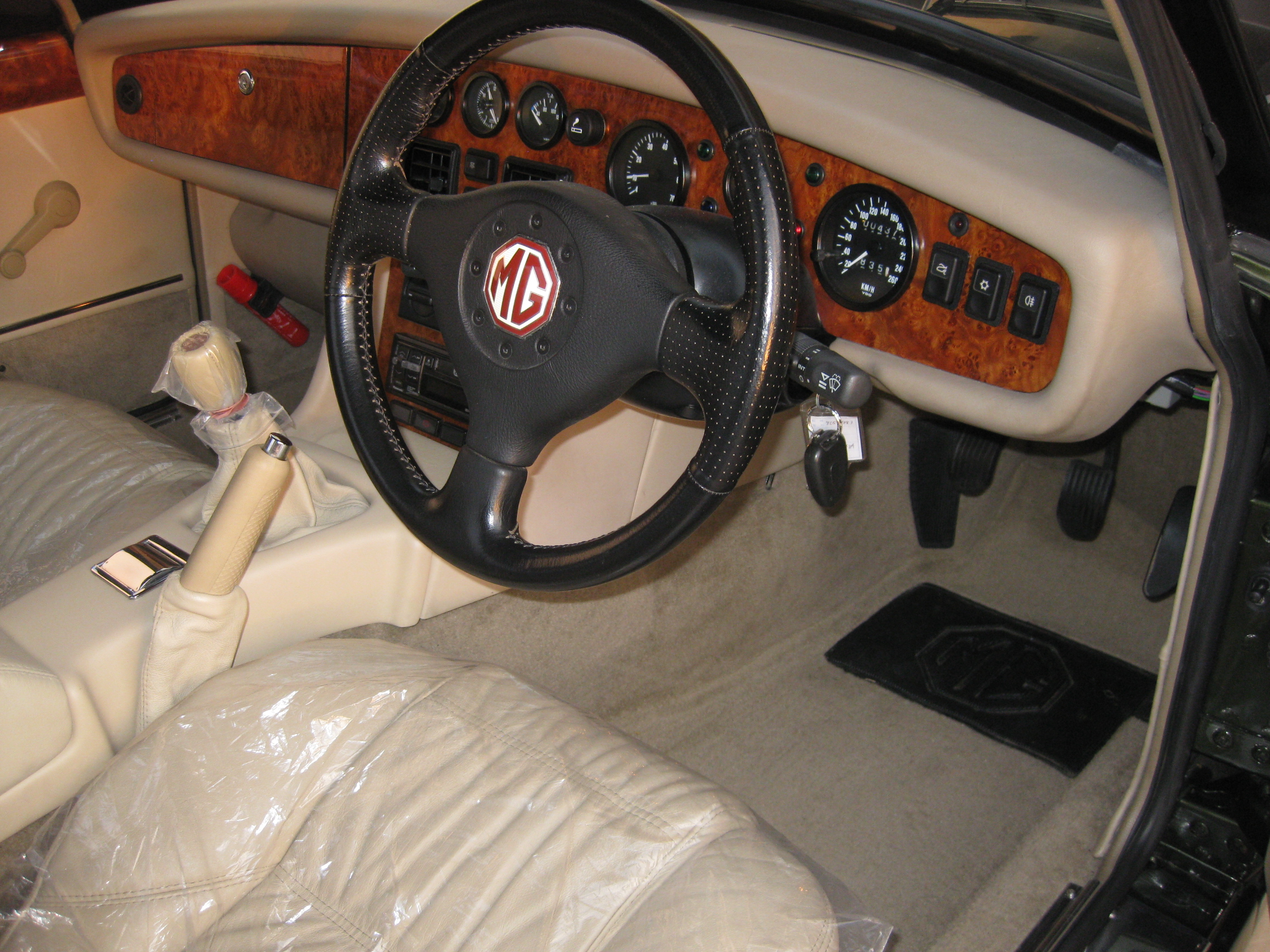 MG  R V8 interior